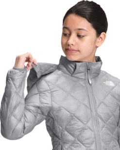 The North Face Thermoball Eco Hoodie - Girls 2022 12 The North Face Thermoball Eco Hoodie - Girls 2022 -Ski Gear Store 3077823NF0A5GC6 A91 modelhood3 1
